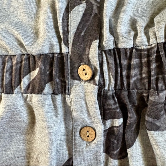 Gray Sleeveless Dress with Leaf Print - Picture 3 of 7